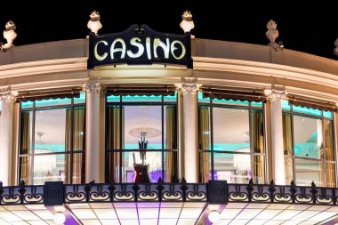 Gece görünümü bina cephesi ile parlak ışıklar Casino
