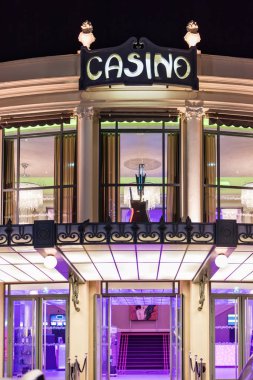 Gece görünümü bina cephesi ile parlak ışıklar Casino