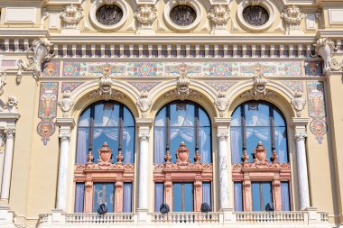 Gün ışığı güneşli klasik süsler dr ile bir müze cephe görünümüne