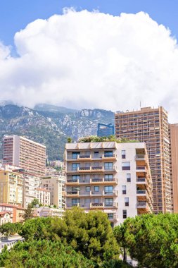 Uzun boylu şehir binaları, yeşil ağaçlar güzel yaz görünümüne ve 