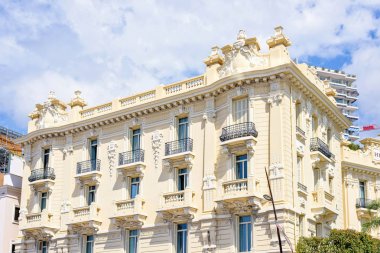 Otel cephe klasik süslemeli Binası görünümüne gün ışığı.