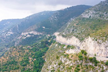 Gün ışığından yararlanma sisli görünümüne Eze Köyü, ağaçlar ve dağlar