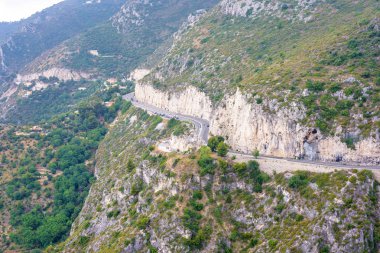 Gün ışığından yararlanma sisli görünümüne Eze Köyü, ağaçlar ve dağlar