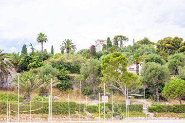 Saint-Jean-Cap-Ferr yakınındaki mahkeme voleybolu için gün ışığından yararlanma sisli gün görünümü