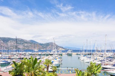 Gün ışığı güneşli Park arabalar yakınındaki liman Beaulieu-s ile görünümüne