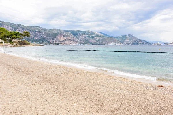 Zobacz pochmurny dzień letniego do beachline z statków przelotową na wat — Zdjęcie stockowe