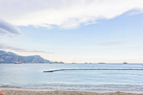 Vista diurna su yacht e barche vicino al porto di Beaulieu-sur-Mer — Foto Stock