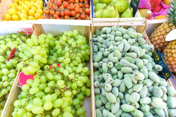 Uvas, figos, limões, tomates, peras e ananases, frescos — Fotografia de Stock