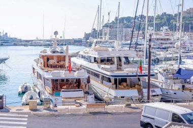 Gün ışığı güneşli görünümü Monaco şehir lüks yatlara