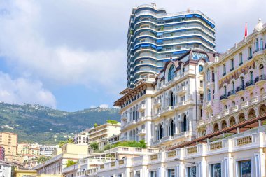 Gün ışığı güneşli görünümü klasik süslü f ile otel binalar için