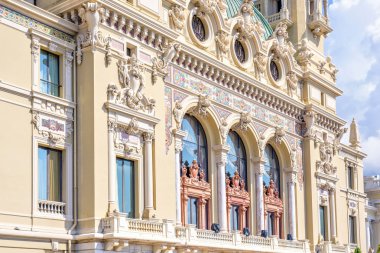 Gün ışığı güneşli klasik süsler dr ile bir müze cephe görünümüne