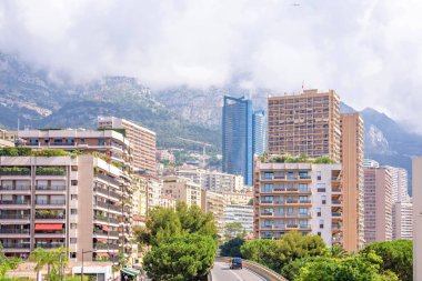 Güzel yaz görünümüne şehir ve bina ve dağlar