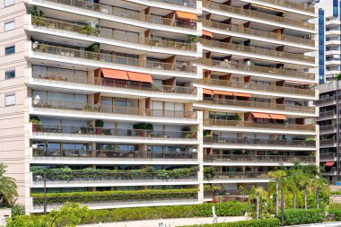 Uzun boylu otel alttan Binası görünümüne gün ışığı