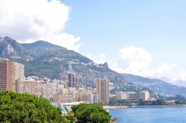 Uzun boylu şehir binaları, yeşil ağaçlar güzel yaz görünümüne ve 