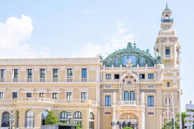 Gün ışığı güneşli cephe bina ben süslü bir klasik görünümüne