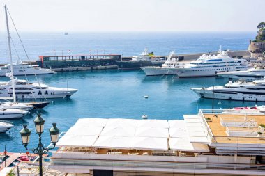 Gün ışığı güneşli görünümüne Monaco şehirde Fr lüks yatlara Park