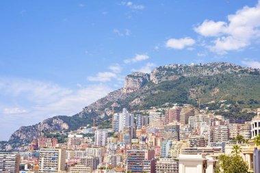 Gün ışığı güneşli görünümüne şehir bina ve mavi sk ile Dağları