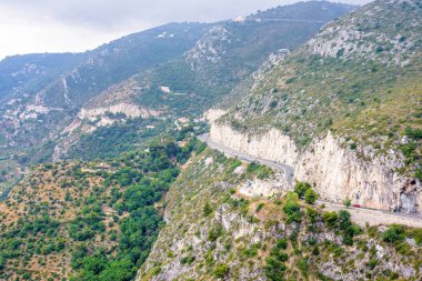 Gün ışığından yararlanma sisli görünümüne Eze Köyü, ağaçlar ve dağlar