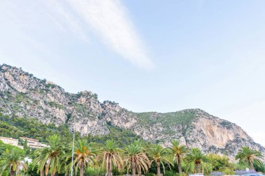 Beaulieu-sur-Mer'daki Fran büyük yeşil dağlar görünümüne gün ışığı