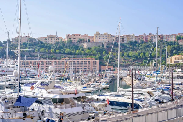 Vue ensoleillée sur les yachts de luxe garés et les grands bâtiments — Photo