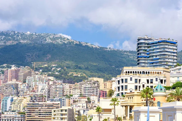 Gün ışığı güneşli görünümüne şehir büyük binalar ve dağlar dolu 