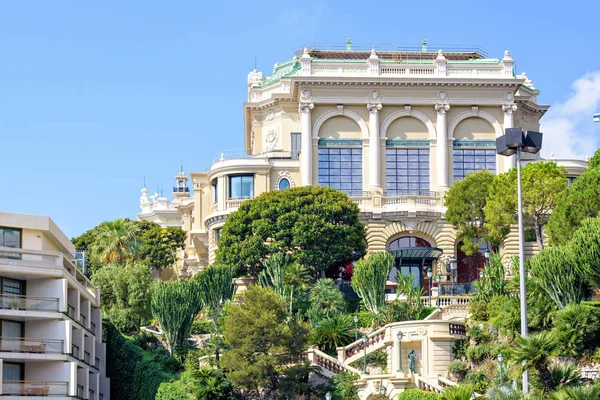 Güzel yaz görünümüne binalar ve Monaco, gökyüzü