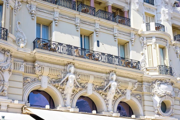 Θερινή προβολή στην πρόσοψη του ξενοδοχείου κτίρια με στολίδια — Φωτογραφία Αρχείου