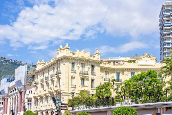 Vista de dia para a fachada dos edifícios do hotel com ornamentos — Fotografia de Stock