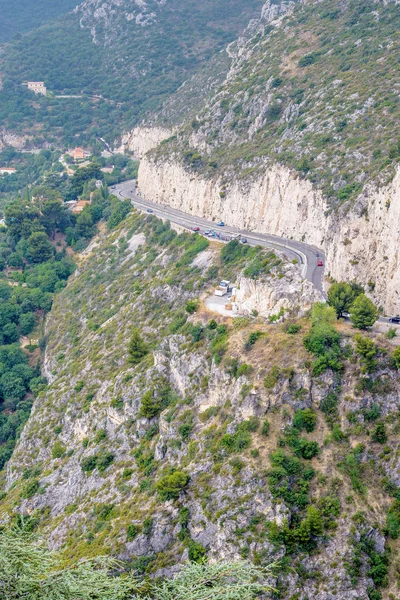 Gün ışığından yararlanma sisli görünümüne Eze Köyü, ağaçlar ve dağlar