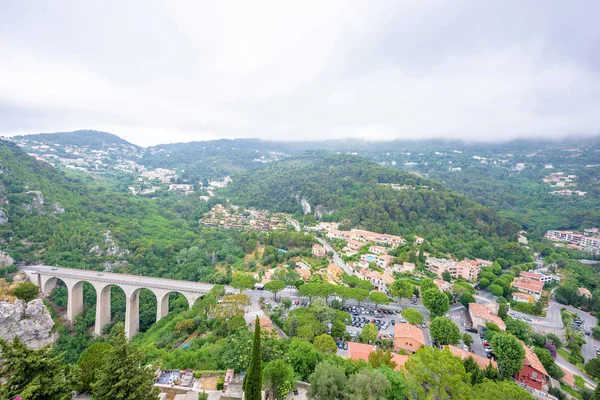 Gün ışığından yararlanma sisli görünümüne Ortaçağ taş kemer köprü Köyü — Stok fotoğraf