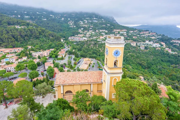 Gün ışığından yararlanma sisli görünümüne Meryem varsayım kilise saat t — Stok fotoğraf