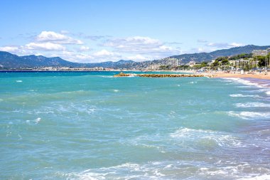 Gün ışığı güneşli Fra beachline ve Cannes deniz beldesinde görünümüne
