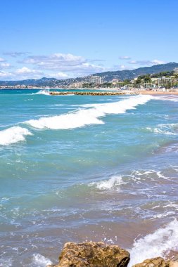 Gün ışığı güneşli Fra beachline ve Cannes deniz beldesinde görünümüne