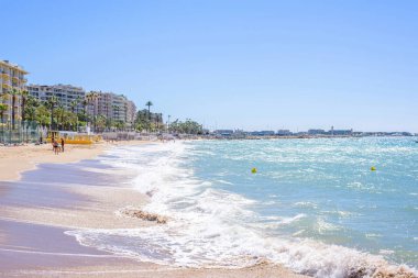 Beachline insanlarla rahatlatıcı yaz görünümüne tra kumla üzerinde