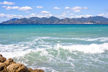 Kayalar gün ışığı güneşli görünümünden mavi deniz ve dağlar