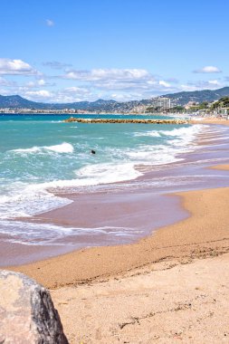 Gün ışığı güneşli Fra beachline ve Cannes deniz beldesinde görünümüne