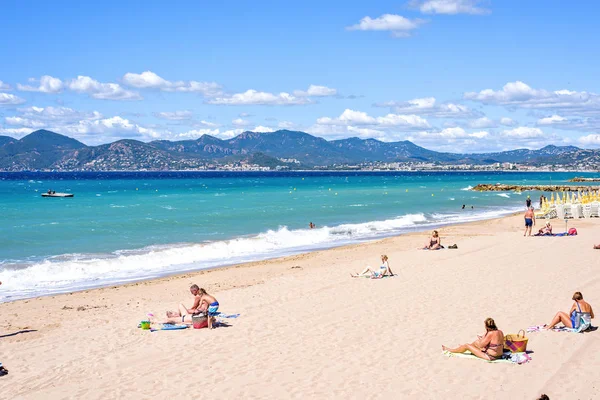 Luz del día vista soleada al colorido mar y la playa con la gente relax — Foto de Stock