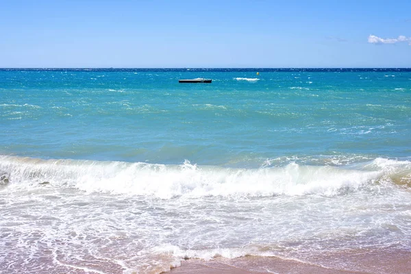 Dagsljus Visa till blå havet i Cannes resort i Frankrike. — Stockfoto