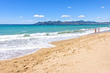 Gün ışığı güneşli Fra beachline ve Cannes deniz beldesinde görünümüne