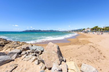 Kayalar gün ışığı güneşli görünümünden mavi deniz ve dağlar
