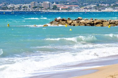 Gün ışığı güneşli görünümüne beachline ve suda yürüyen insanlar
