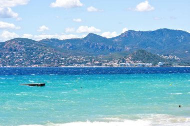 Platform merdiven ile yaz görünümüne mavi denizi