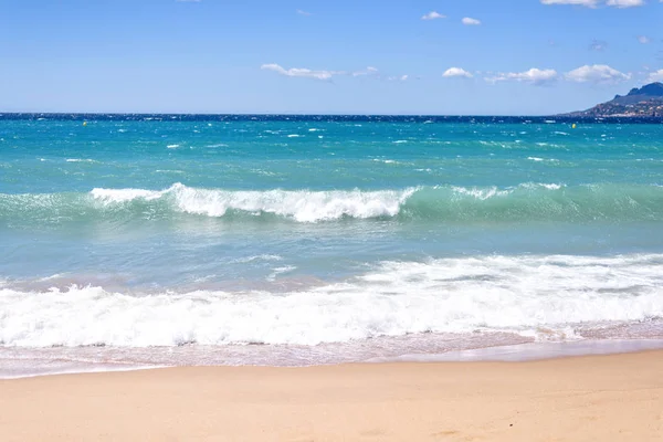 Dagsljus solig utsikt blå havet och sand med spår — Stockfoto