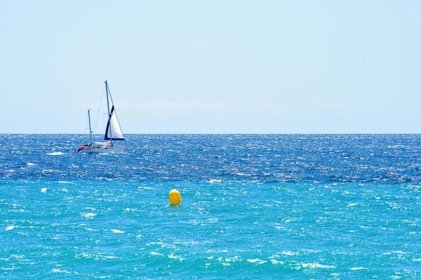 Vista de la luz del día al velero que cruza en el agua —  Fotos de Stock