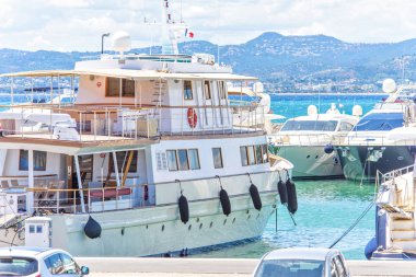 Arkadan gün ışığı görünümüne limanda Park Lüks Yatlar