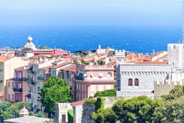 Gün ışığı ile Chateau Grimaldi palace, eski şehir görünümüne vintage 