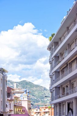 Otel cephe Balkonlu ve Şehir Binası görünümüne gün ışığı