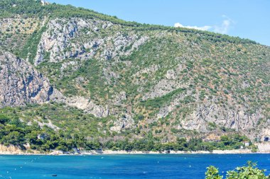 Dağlar çalılar ve ağaçlar dolu görünümüne gün ışığı