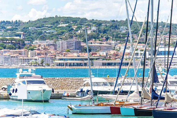 Vista de dia para iates estacionados e barcos à vela no porto de Cannes — Fotografia de Stock