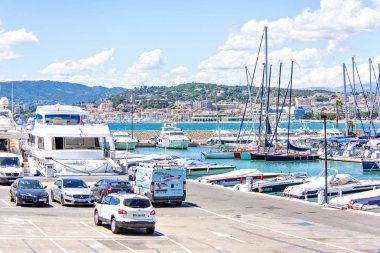 Arabalar ve büyük Lüks Yatlar otopark için gün ışığından yararlanma görünümü